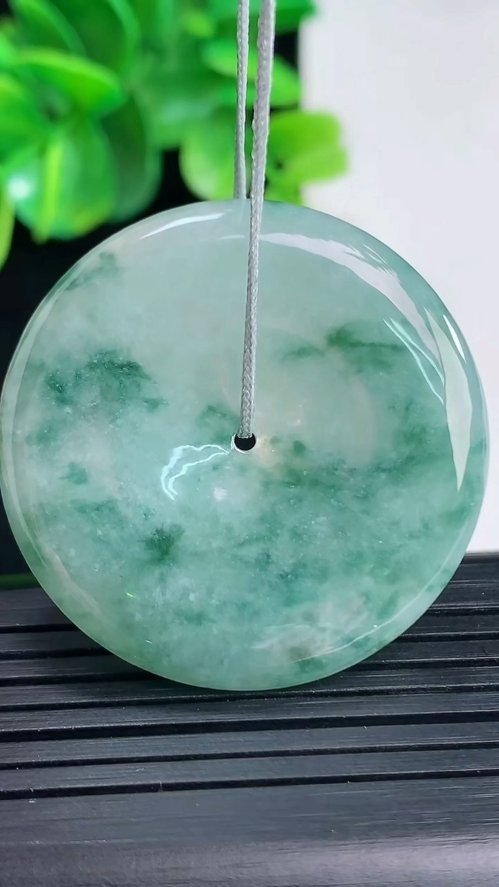 天然A货翡翠飘花平安扣吊坠尺寸376-5.3重量:16.87g
4月9日