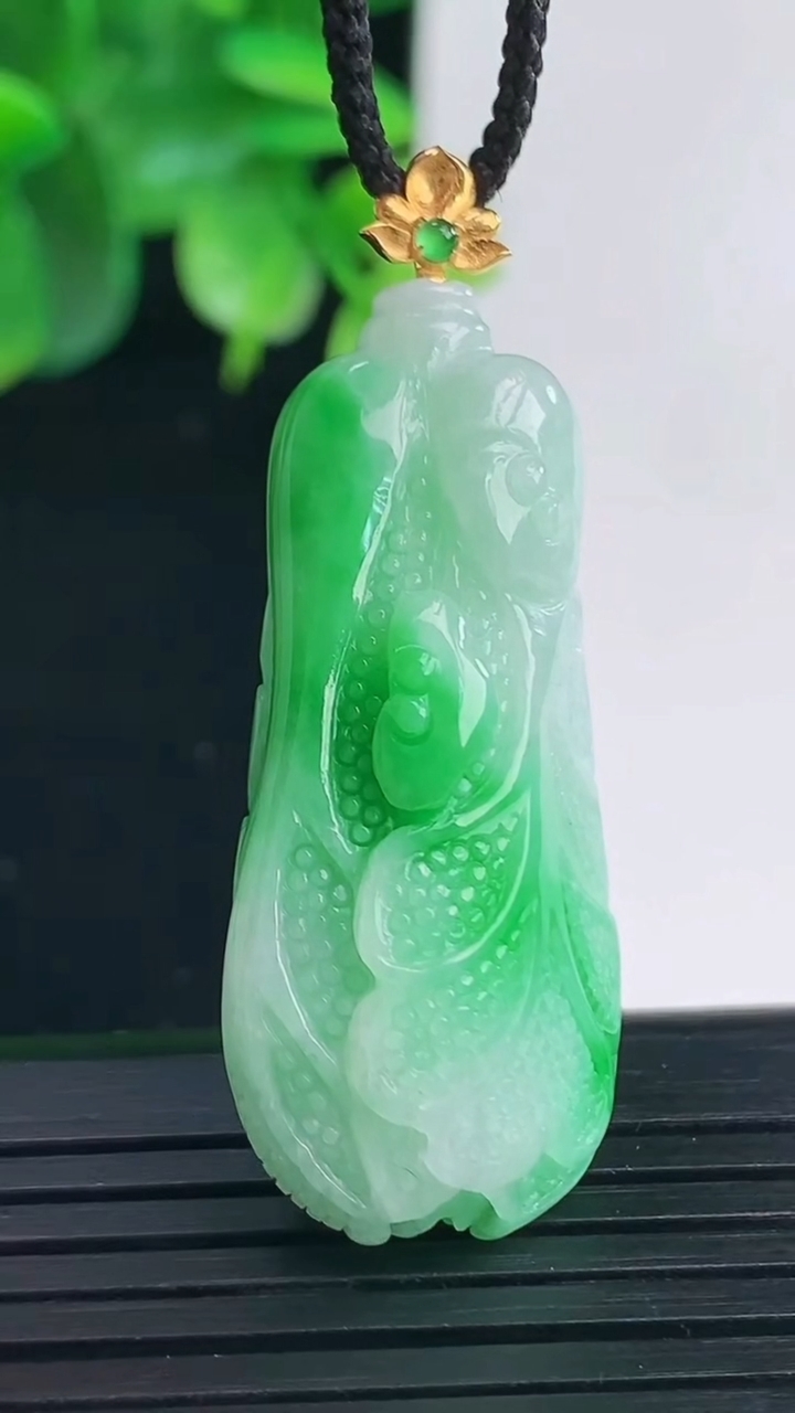天然A货翡翠白菜吊坠尺寸43.8-18.2-12.3重量:13.30g
4月9日