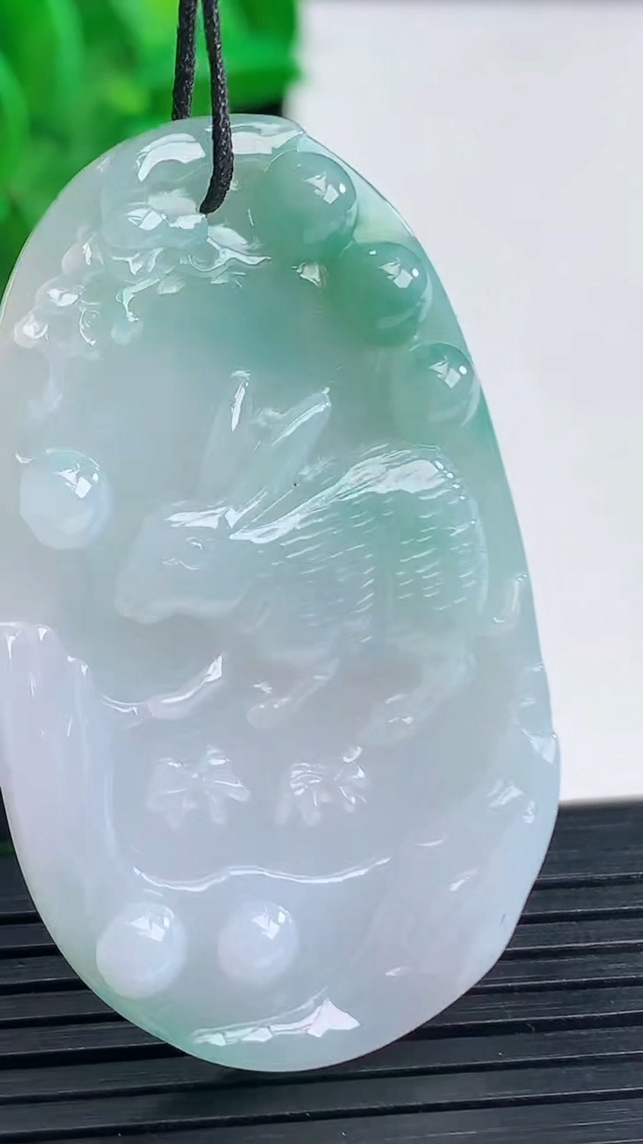 天然A货翡翠飘花生肖兔吊坠尺寸47.5-29.6-5.3重量:13.68g
4月9日