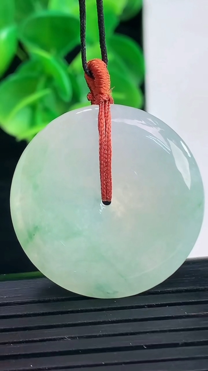 天然A货翡翠飘花平安扣吊坠尺寸30.3-5.4重量:11.36g
4月9日