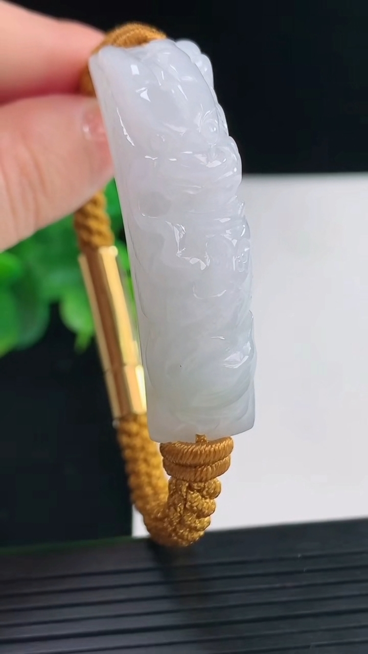 天然A货翡翠龙头手牌尺寸48-12.6-12.4重量:24.21g
4月9日