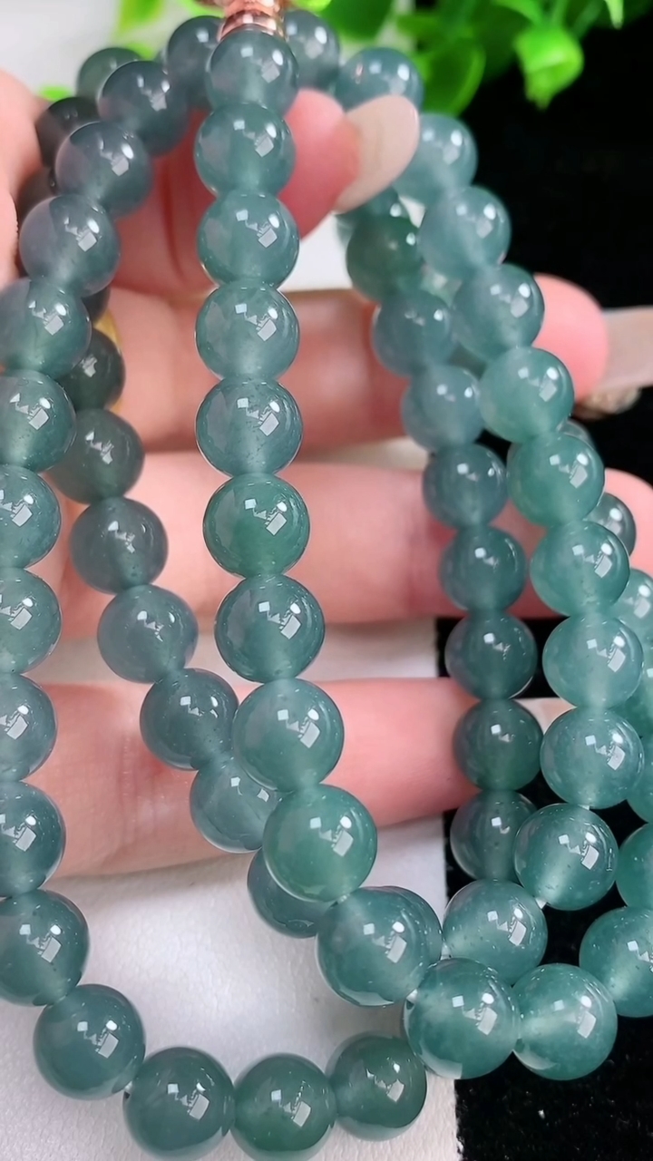 天然A货翡翠圆珠项链，尺寸7.6-77颗，重量:66.19g4月9日
工厂直销收藏佳品,种好水足，色泽均匀，有种有色，上手高大气！