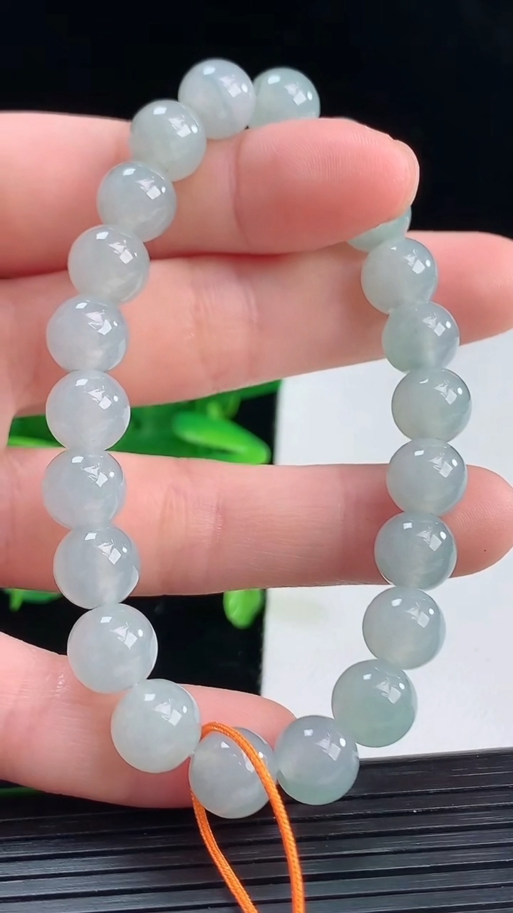 天然A货翡翠飘花圆珠手串尺寸8.5-22颗重量:23.32g4月9日
工厂直销收藏佳品,种好水足，色泽均匀，有种有色，上手高大气！