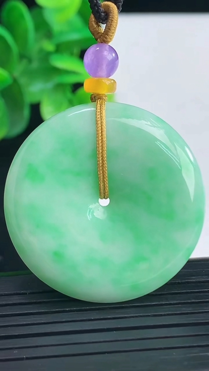 天然A货翡翠平安扣吊坠尺寸36.1-6.1重量:17.63g
4月9日