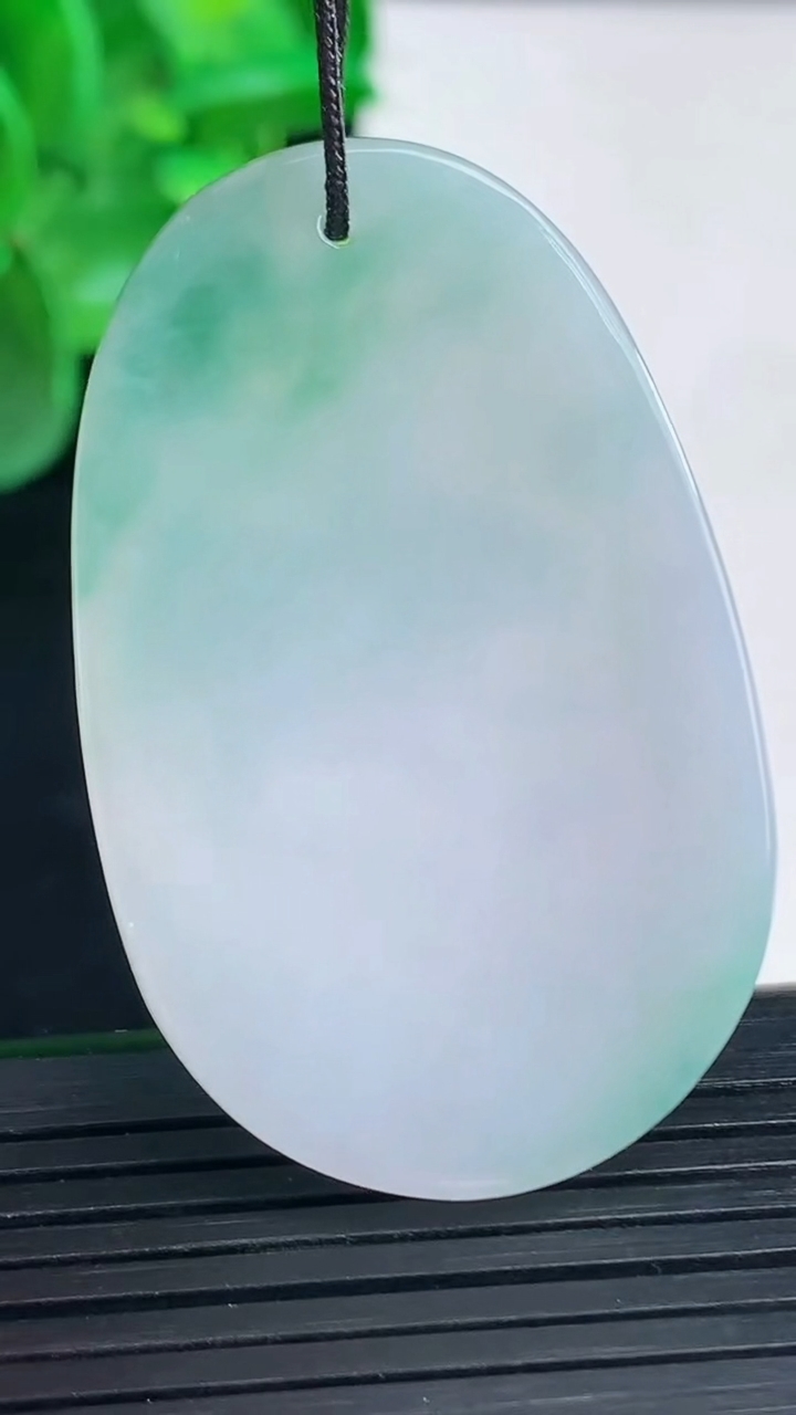 天然A货翡翠飘花生肖兔吊坠尺寸47.5-29.6-5.3重量:13.68g
4月9日