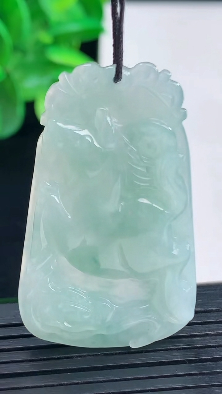 天然A货翡翠飘花生肖马吊坠尺寸45-26.8-5.4重量:13.25g
4月9日