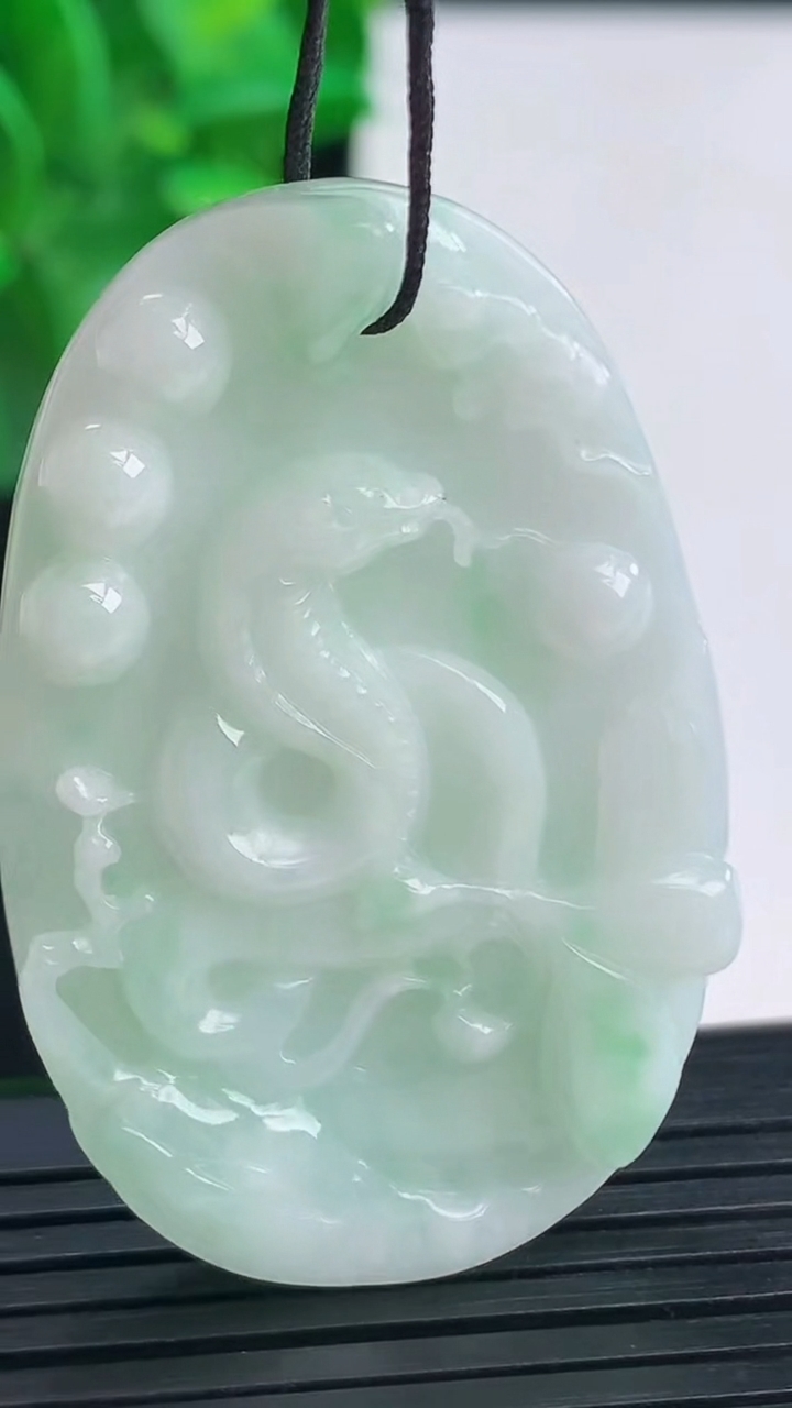 天然A货翡翠生肖蛇吊坠尺寸46.4-29.7-6.3重量:15.81g
4月9日