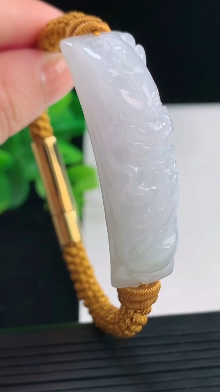 天然A货翡翠龙头手牌尺寸48-12.6-12.4重量:24.21g
4月9日