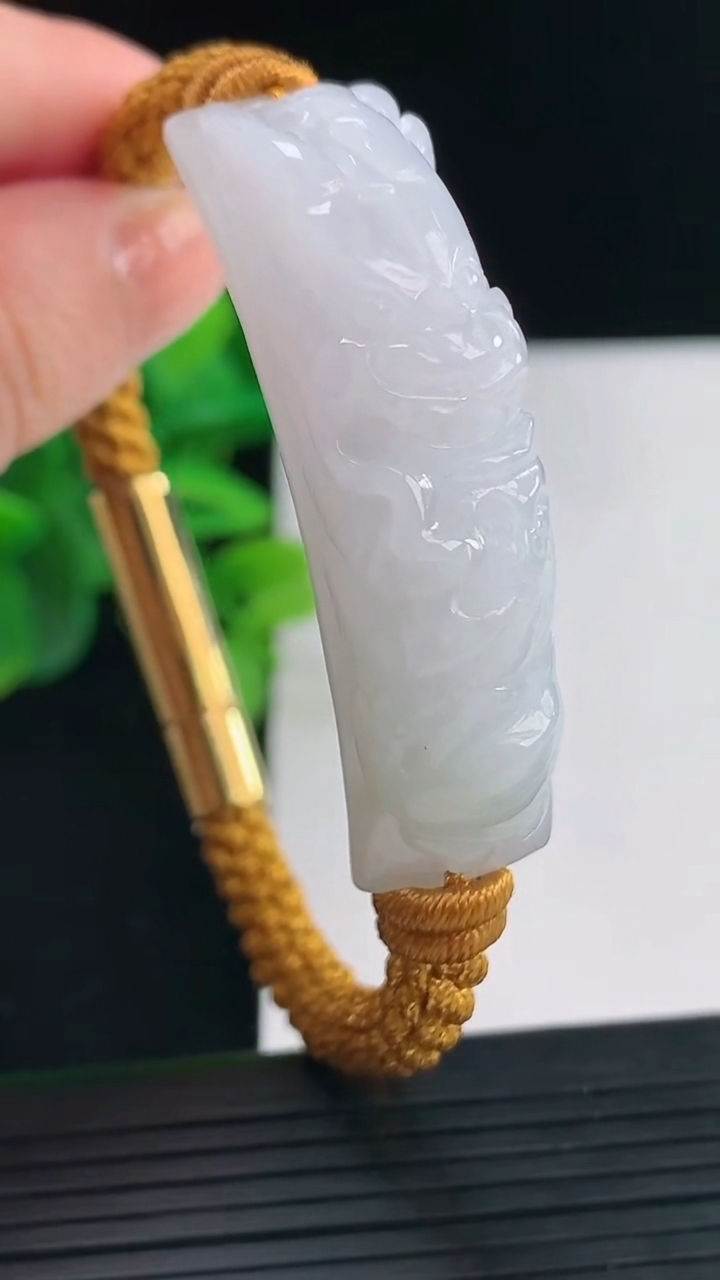 天然A货翡翠龙头手牌尺寸48-12.6-12.4重量:24.21g
4月9日