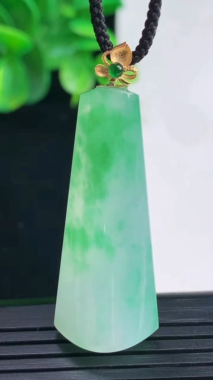 天然A货翡翠无事牌吊坠尺寸44.2-16.3-9.1重量:8.63g
4月9日