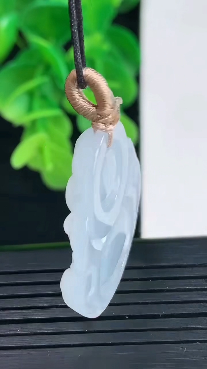 天然A货翡翠紫罗兰佛公吊坠尺寸29.4-31.1-5.7重量:8.45g
4月9日