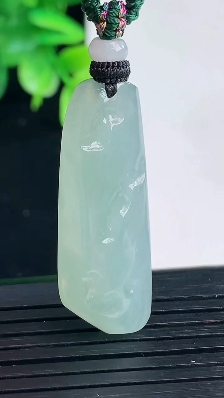 天然A货翡翠原石吊坠尺寸36.8-13.5-7.2重量:8.22g
4月9日