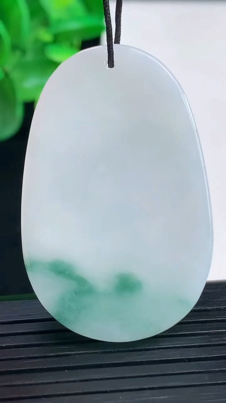 天然A货翡翠飘花生肖猪吊坠尺寸46.7-29.7-5重量:14.07g
4月9日