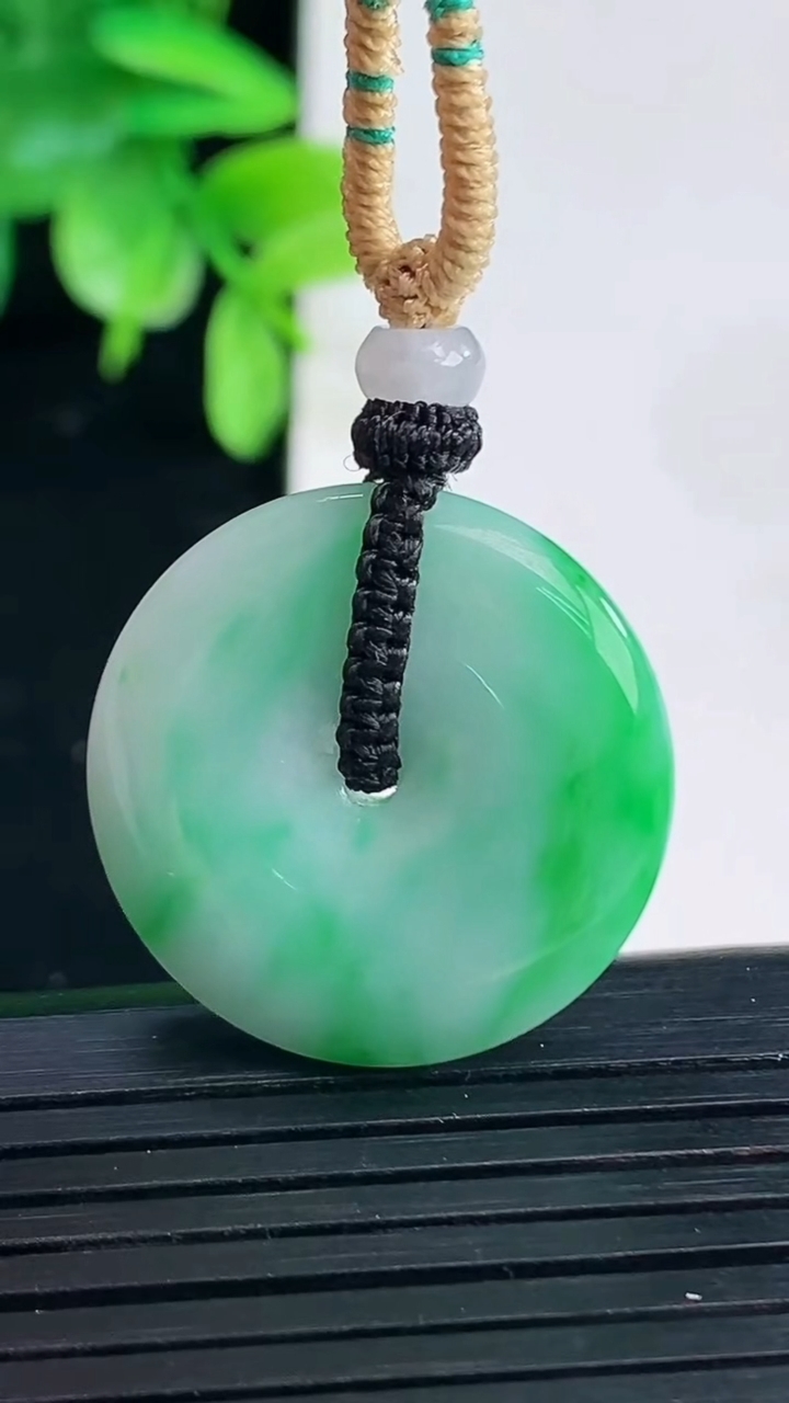 天然A货翡翠平安扣吊坠尺寸24.4-5.5重量:8.61g
4月9日