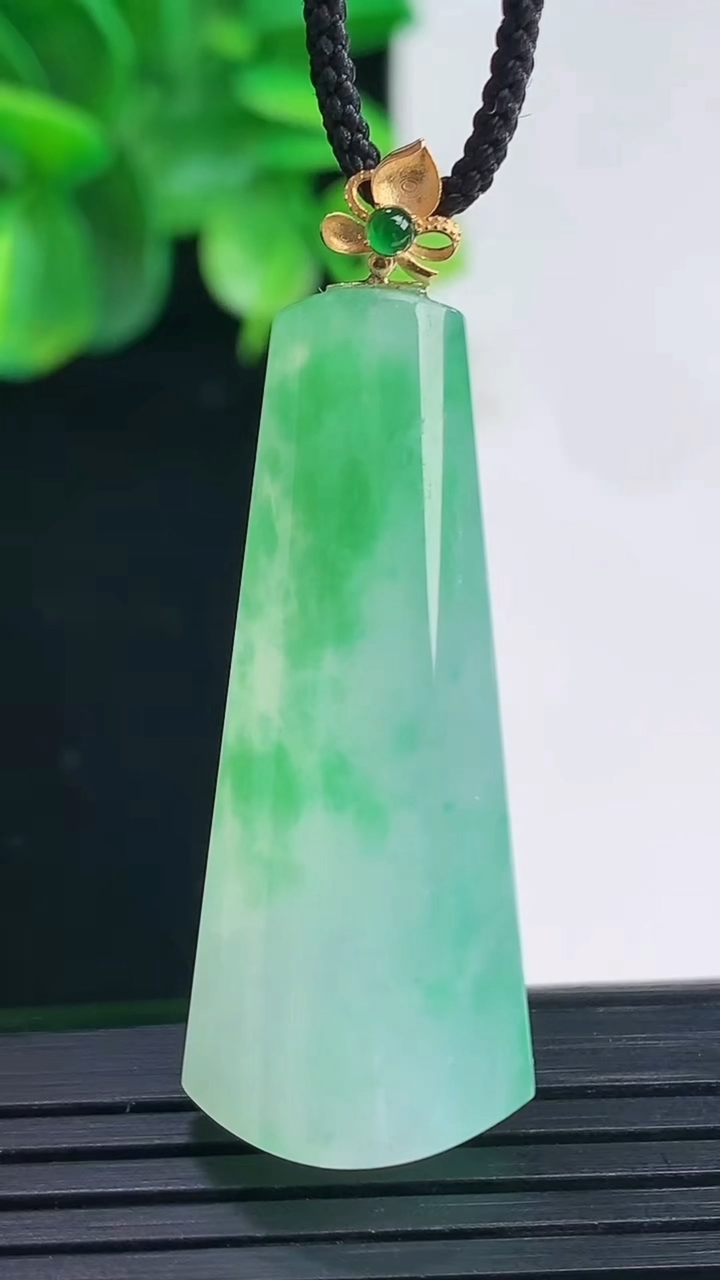 天然A货翡翠无事牌吊坠尺寸44.2-16.3-9.1重量:8.63g
4月9日