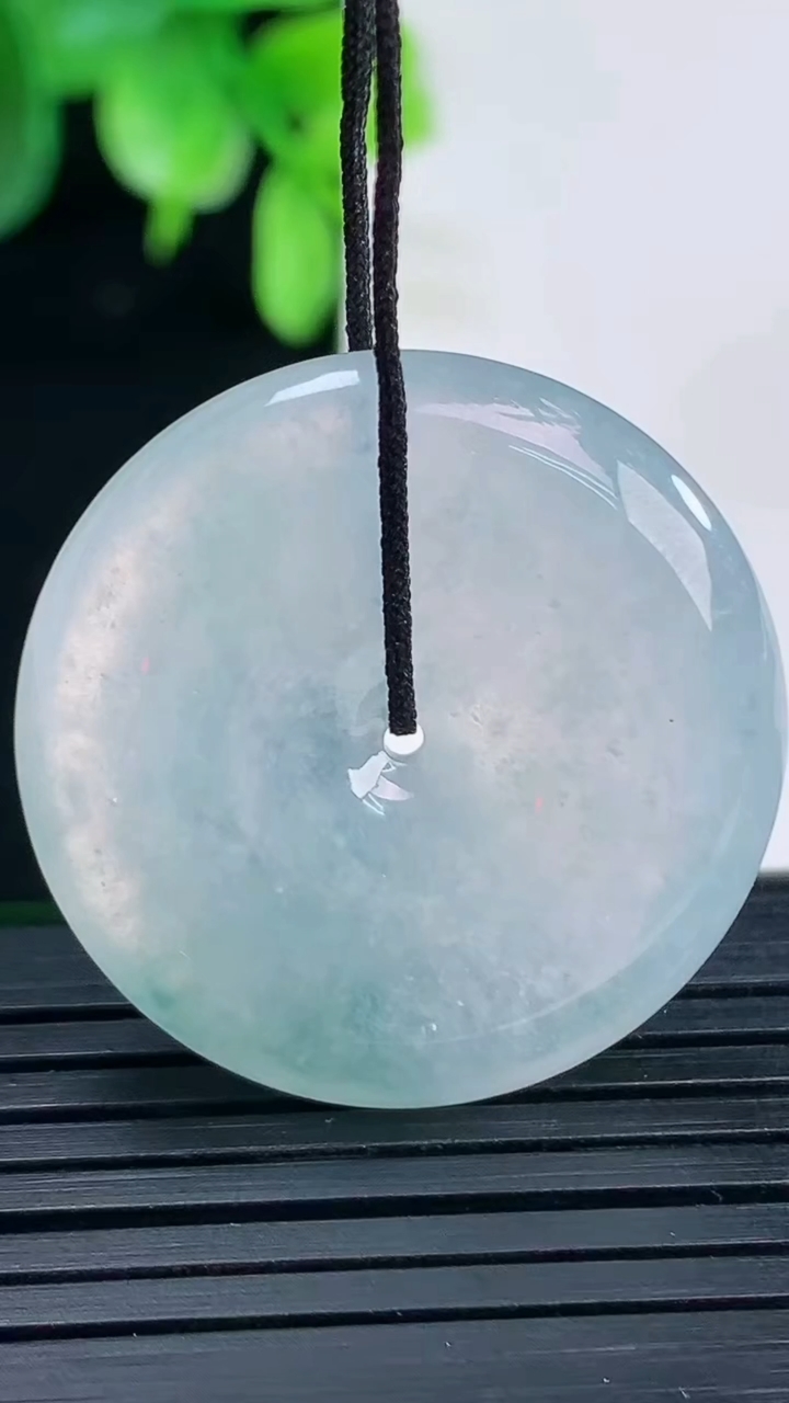 天然A货翡翠冰种飘花平安扣吊坠尺寸29-5.5重量:10.42g
4月9日