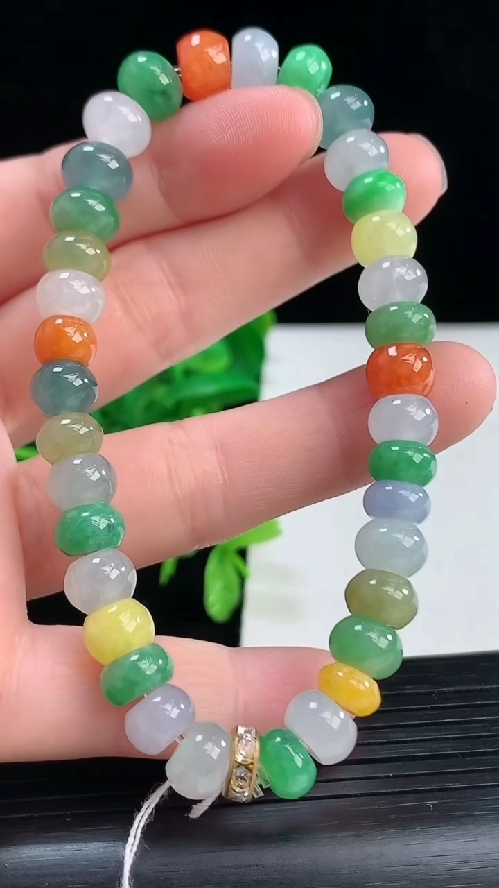 天然A货翡翠四彩算盘珠手串尺寸8.3-5.8重量:22.90g4月9日
工厂直销收藏佳品,种好水足，色泽均匀，有种有色，上手高大气！