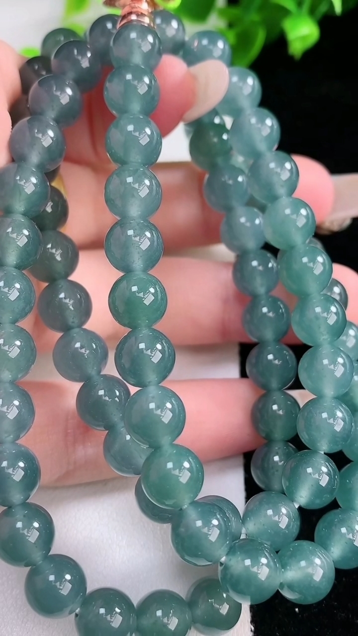 天然A货翡翠圆珠项链，尺寸7.6-77颗，重量:66.19g4月9日
工厂直销收藏佳品,种好水足，色泽均匀，有种有色，上手高大气！