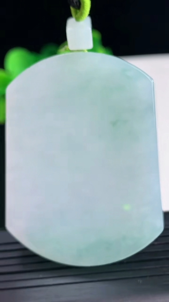 天然A货翡翠飘花无事牌吊坠尺寸53.6-40.6-6.1重量:42.20g
4月9日