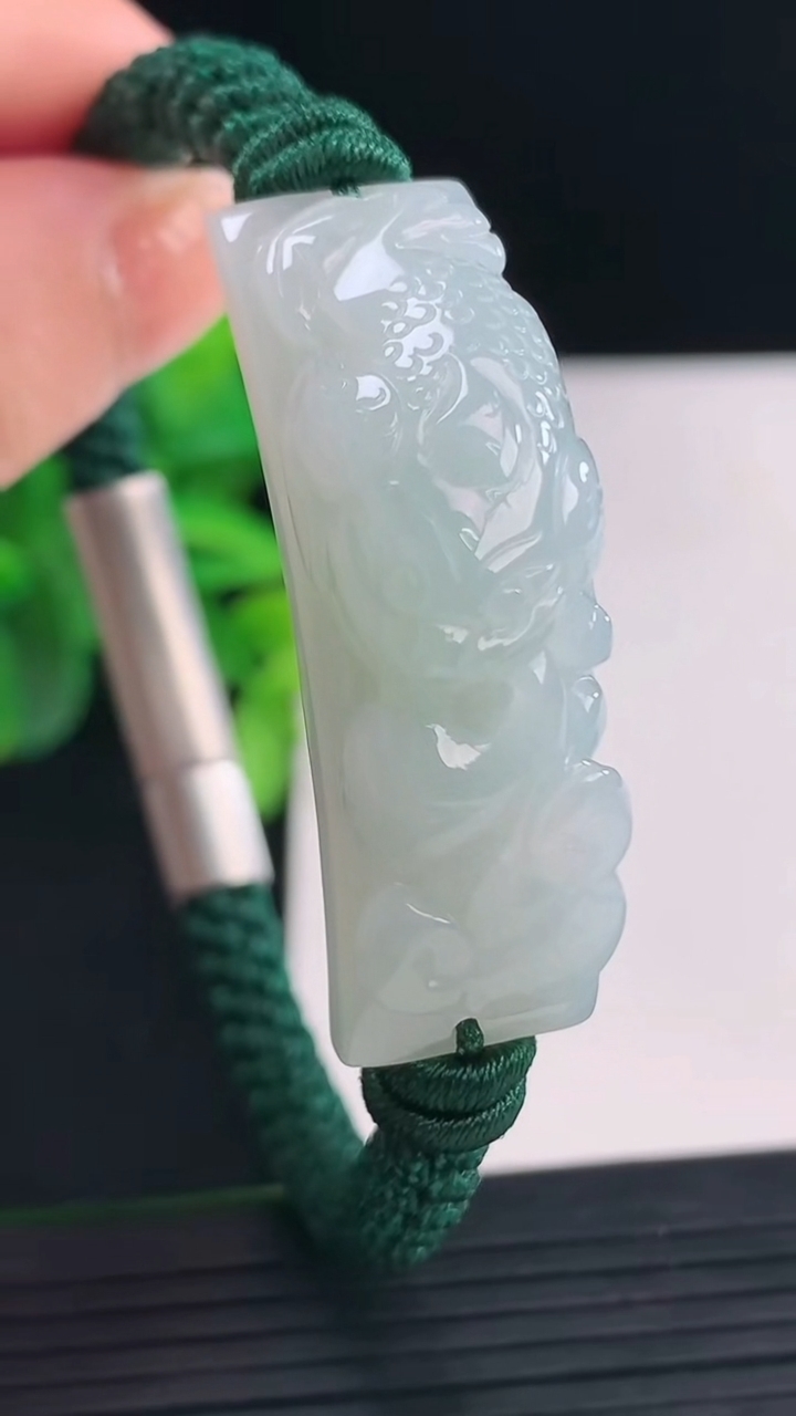 天然A货翡翠金蟾手牌尺寸40.1-12.6-11.7重量:20.12g
4月9日