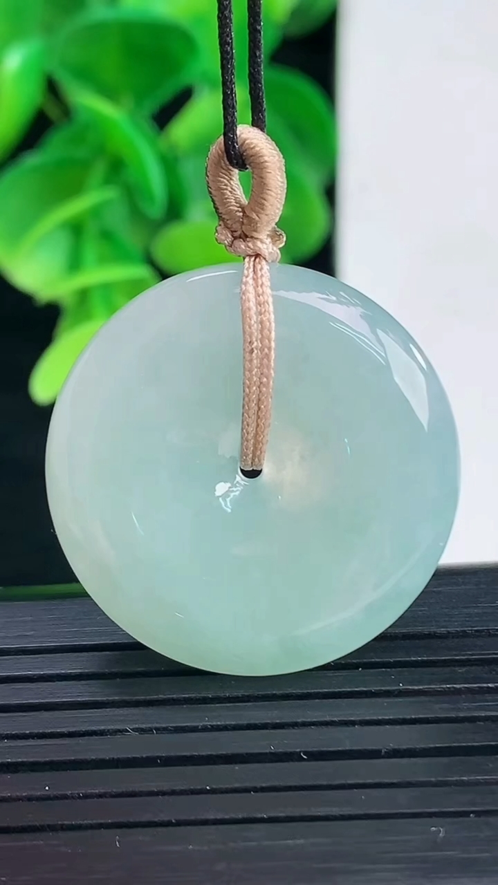 天然A货翡翠平安扣吊坠尺寸27.9-5.3重量:9.75g
4月9日