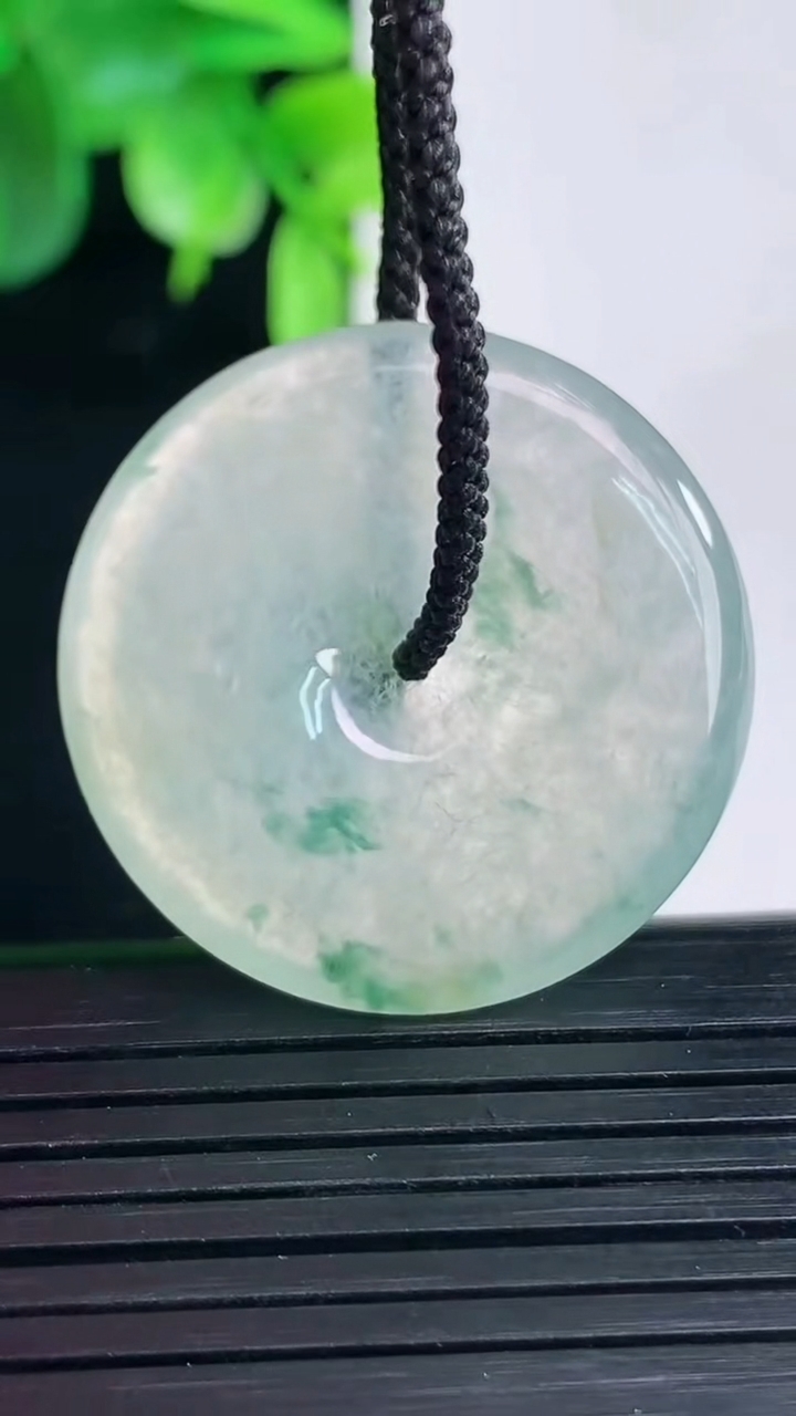 天然A货翡翠冰种飘花平安扣吊坠尺寸30.3-4.7重量:10.15g
4月9日