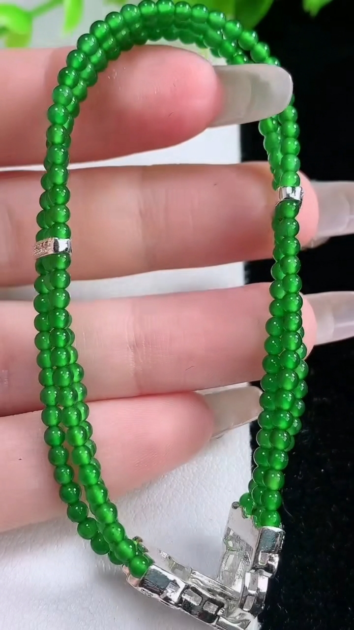 天然A货翡翠小米珠三排手串，尺寸2.4，重量:9.17g4月9日
工厂直销收藏佳品,种好水足，色泽均匀，有种有色，上手高大气！
