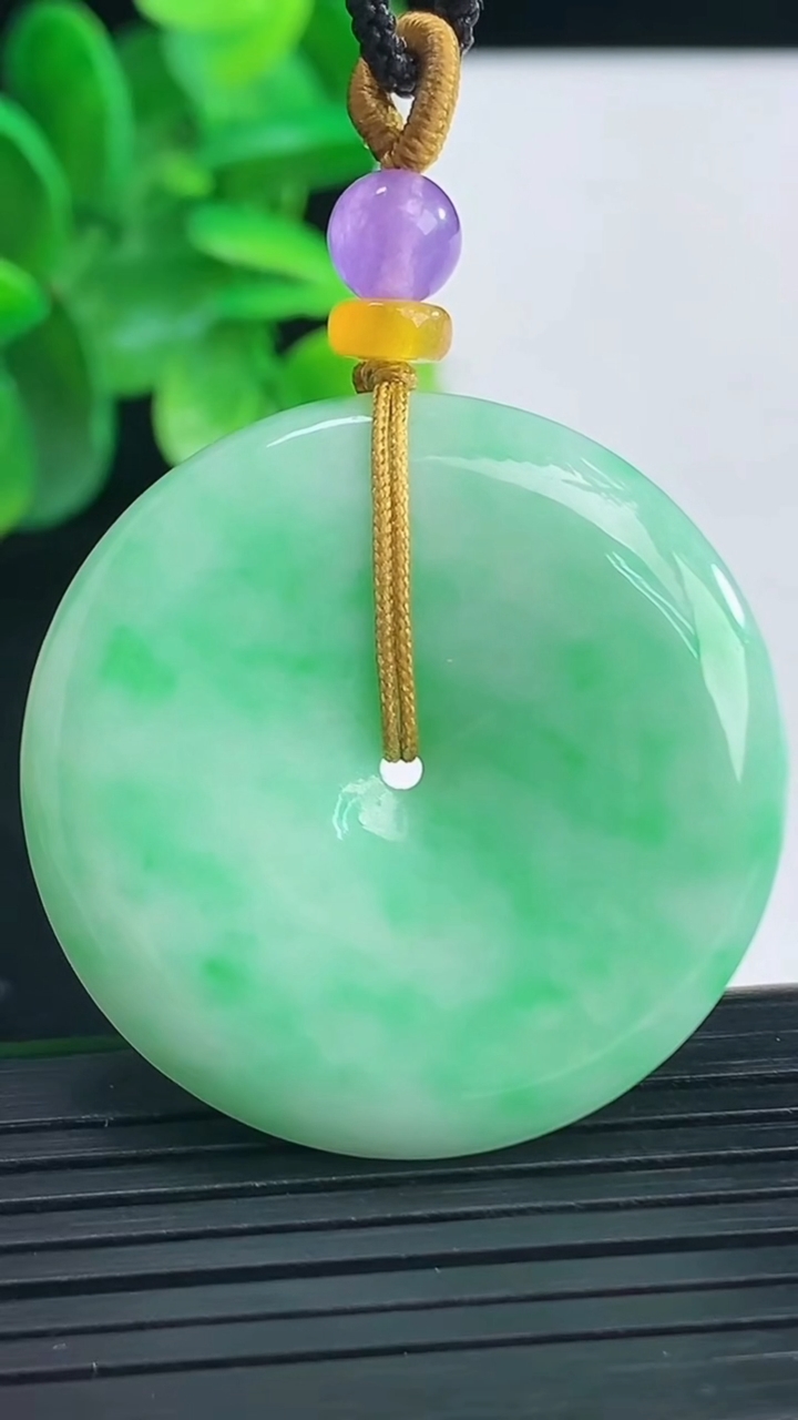 天然A货翡翠平安扣吊坠尺寸36.1-6.1重量:17.63g
4月9日