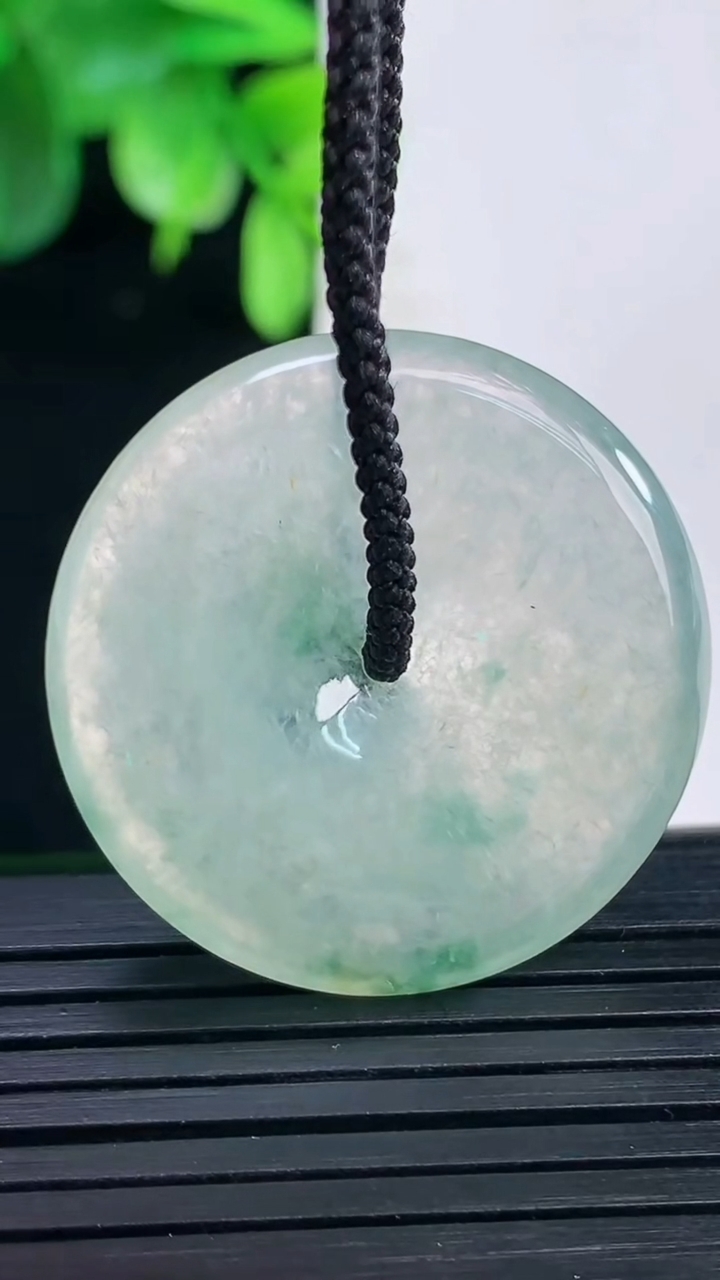 天然A货翡翠冰种飘花平安扣吊坠尺寸30.3-4.7重量:10.15g
4月9日