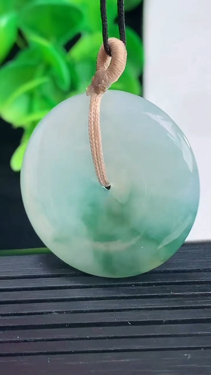 天然A货翡翠飘花平安扣吊坠尺寸29.6-5.6重量:10.99g
4月9日