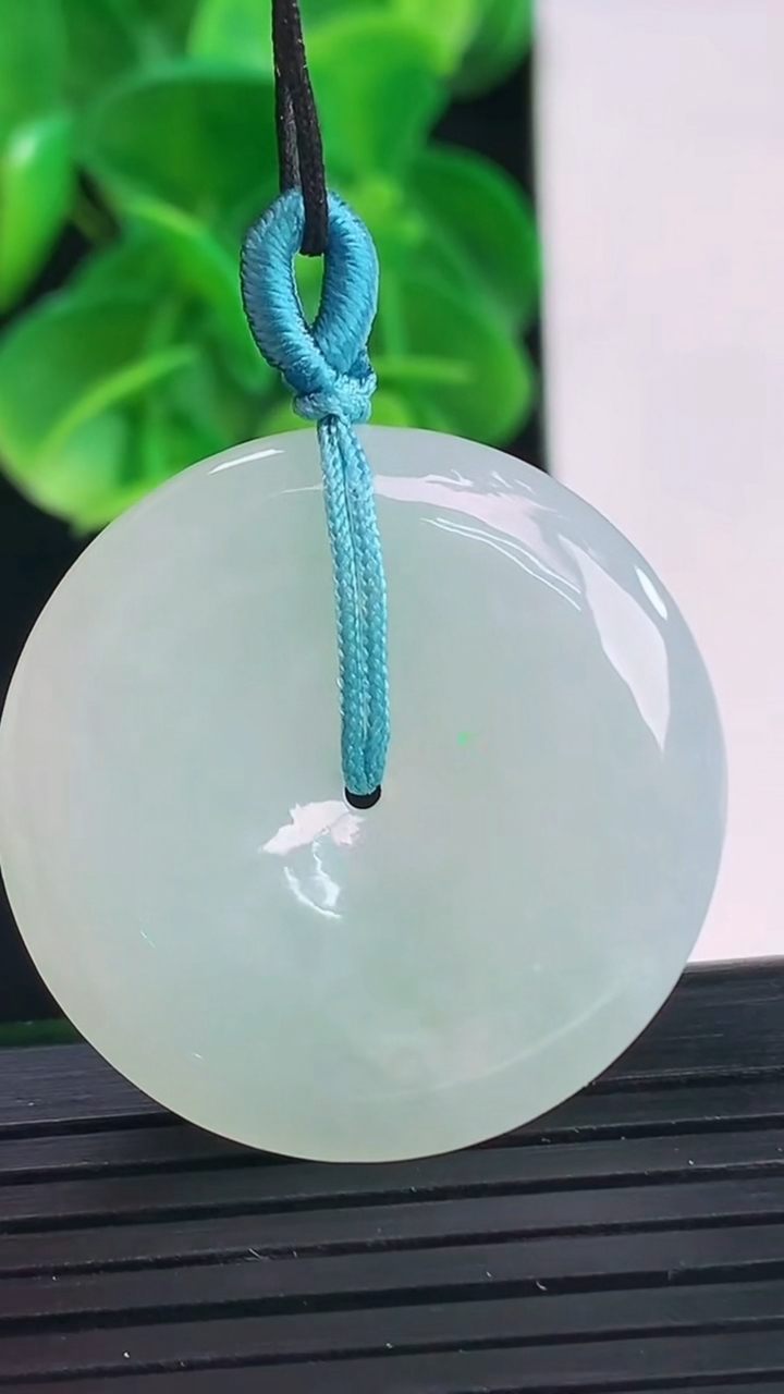 天然A货翡翠平安扣吊坠尺寸31-5.4重量:11.49g
4月9日