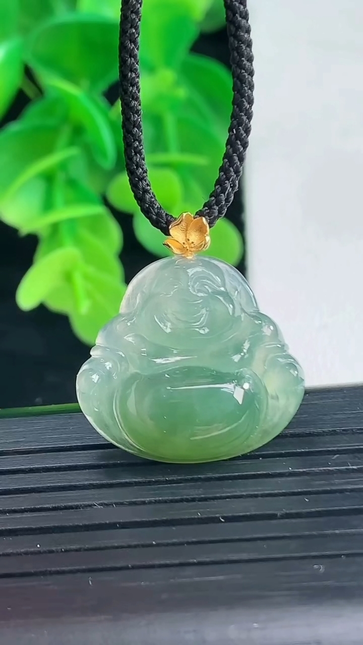 天然A货翡翠佛公吊坠尺寸20.2-21.9-5.3重量:3.95g
4月9日