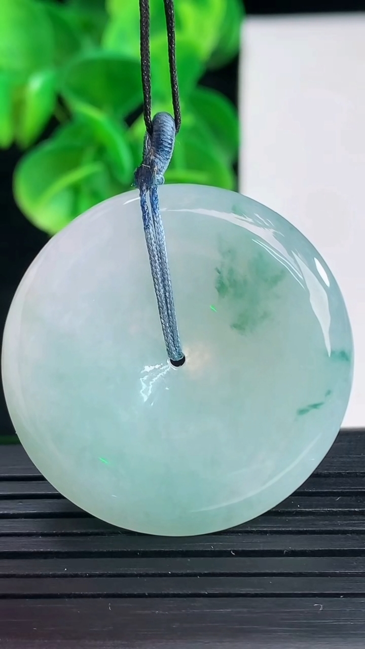 天然A货翡翠飘花平安扣吊坠尺寸35.8-5.8重量:16.90g
4月9日