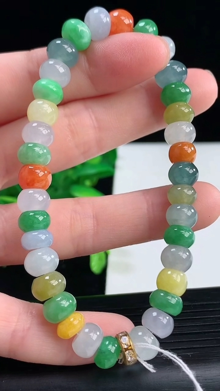天然A货翡翠四彩算盘珠手串尺寸8.3-5.8重量:22.90g4月9日
工厂直销收藏佳品,种好水足，色泽均匀，有种有色，上手高大气！