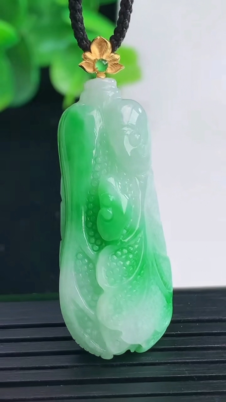 天然A货翡翠白菜吊坠尺寸43.8-18.2-12.3重量:13.30g
4月9日