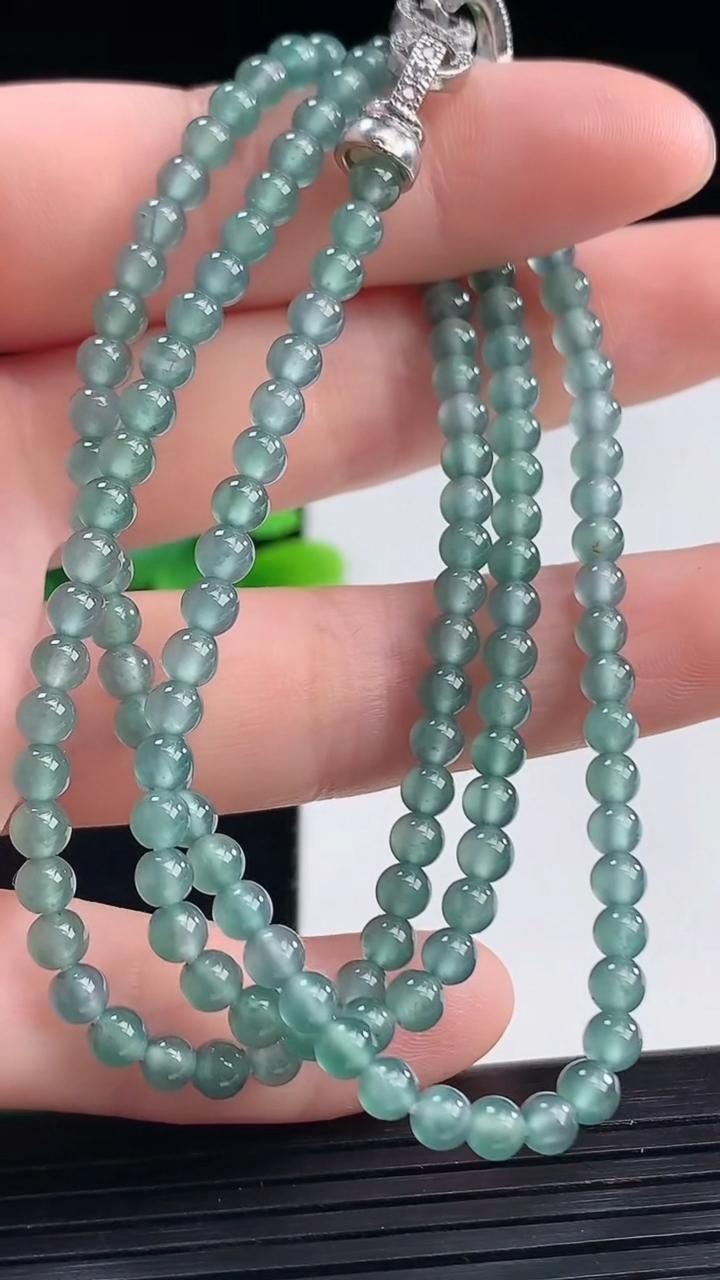 天然A货翡翠小米珠项链尺寸3.7重量:14.83g
4月9日
