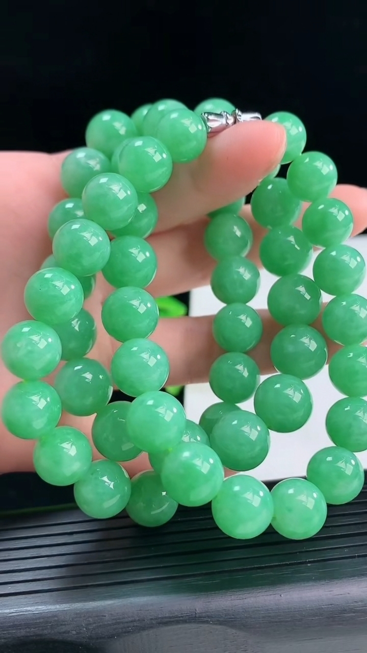 天然A货翡翠圆珠项链尺寸10.8-53颗重量:111.77g
4月9日
