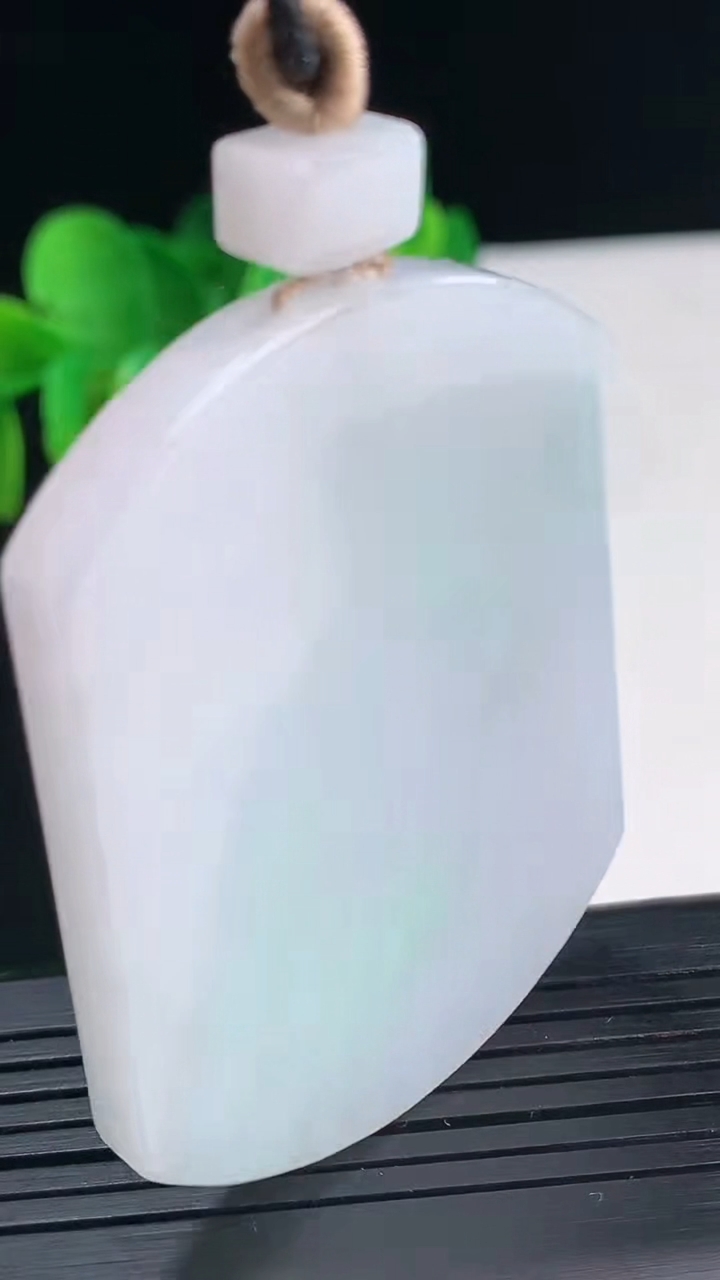 天然A货翡翠无事牌吊坠尺寸52.5-39.6-5.2重量:34.99g
4月9日