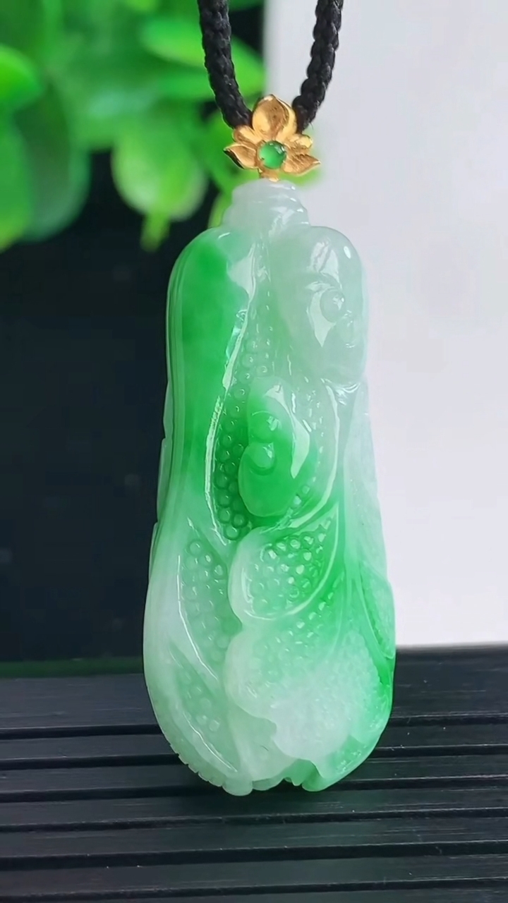 天然A货翡翠白菜吊坠尺寸43.8-18.2-12.3重量:13.30g
4月9日