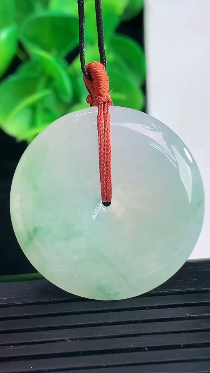 天然A货翡翠飘花平安扣吊坠尺寸30.3-5.4重量:11.36g
4月9日