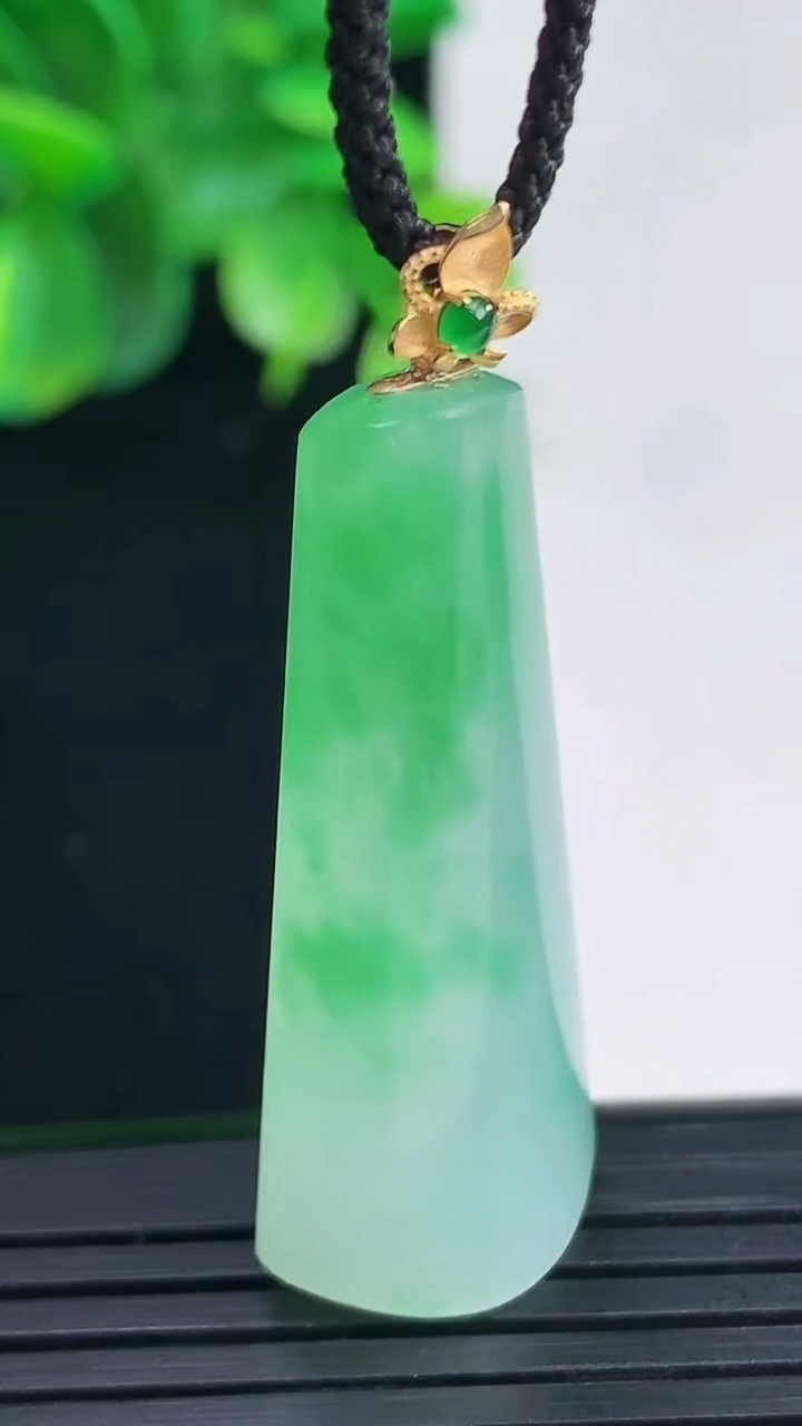 天然A货翡翠无事牌吊坠尺寸44.2-16.3-9.1重量:8.63g
4月9日