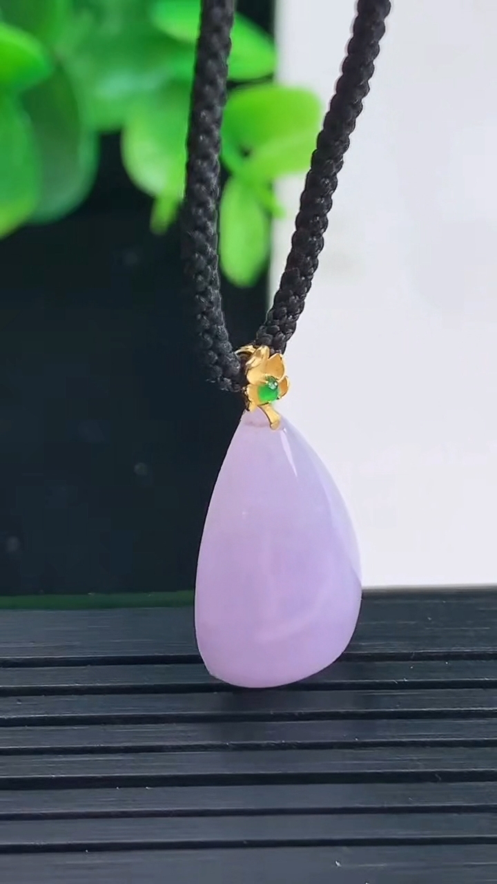 天然A货翡翠18K金紫罗兰水滴吊坠尺寸23.9-13.9-8.8重量:3.87g
4月9日