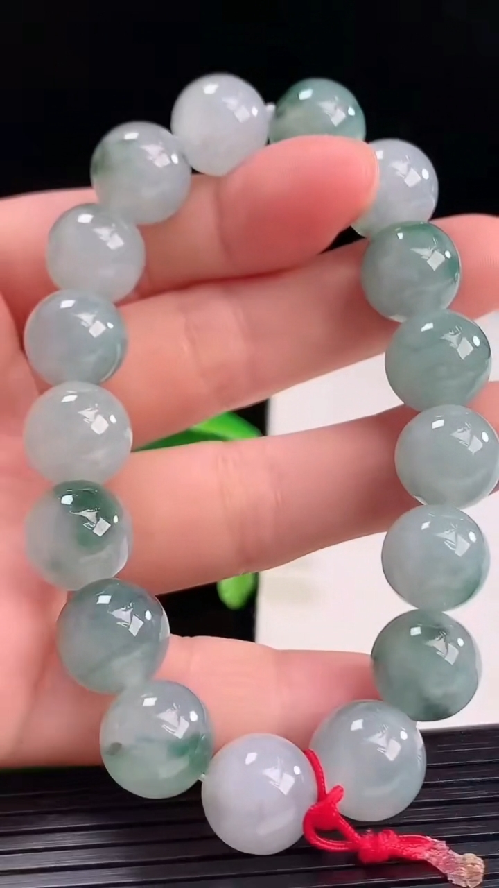 天然A货翡翠飘花圆珠手串尺寸11.2-17颗重量:45.00g4月9日
工厂直销收藏佳品,种好水足，色泽均匀，有种有色，上手高大气！