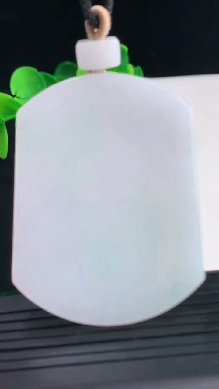 天然A货翡翠无事牌吊坠尺寸52.5-39.6-5.2重量:34.99g
4月9日