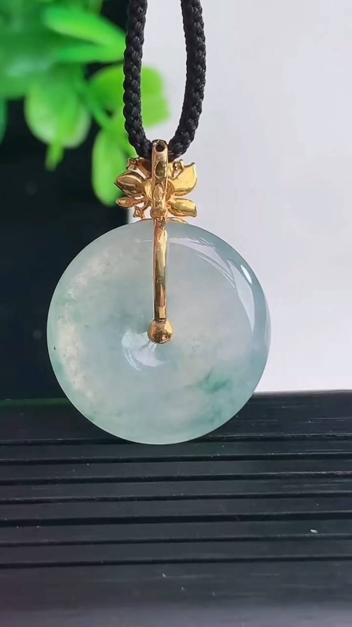 天然A货翡翠种飘花平安扣吊坠尺寸21.8-4.5重量:5.44g
4月9日