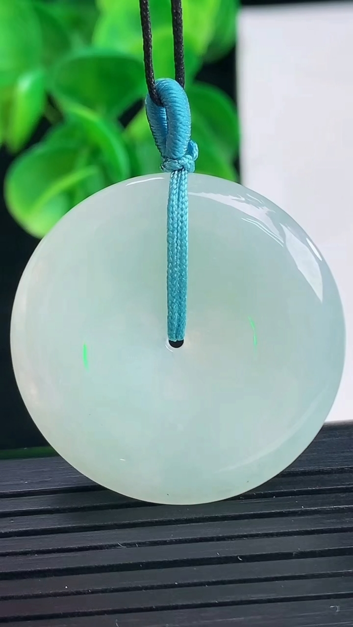 天然A货翡翠平安扣吊坠尺寸335-5.1重量:13.17g
4月9日