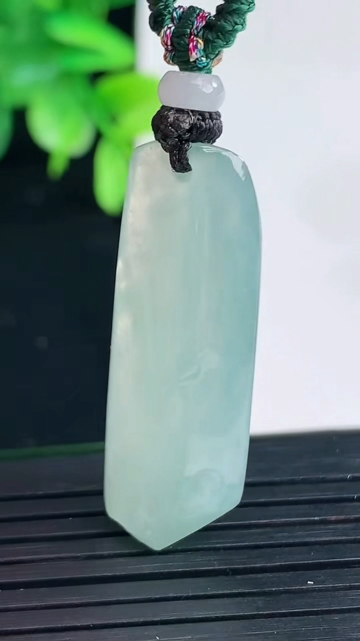 天然A货翡翠原石吊坠尺寸36.8-13.5-7.2重量:8.22g
4月9日