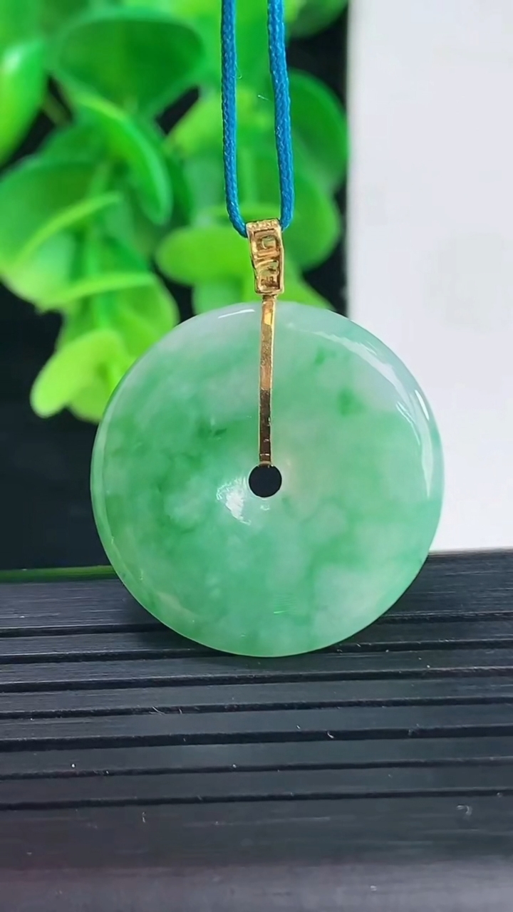 天然A货翡翠平安扣吊坠尺寸24.5-3.5重量:5.27g
4月9日