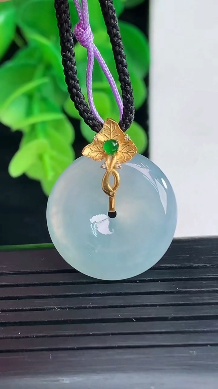 天然A货翡翠18K金紫罗兰平安扣吊坠尺寸20.2-4.7重量:4.57g
4月9日