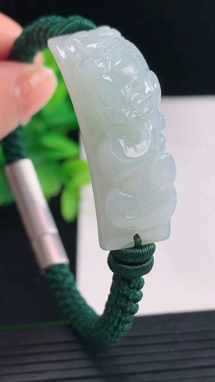 天然A货翡翠金蟾手牌尺寸40.1-12.6-11.7重量:20.12g
4月9日